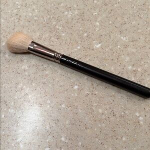 Natural bristle MAC 168 angled contour brush
